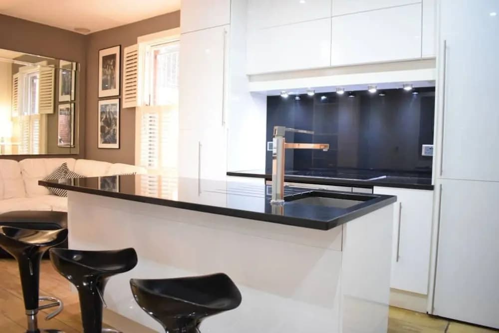 Beautiful Kensington 2 Bedroom Luxury Apartment - photo 12