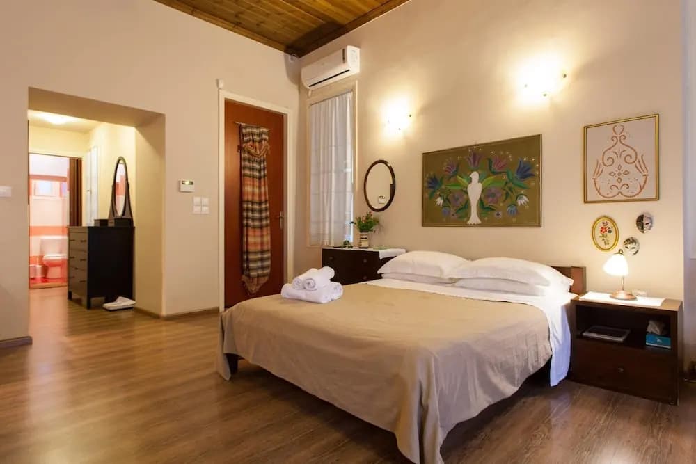 Psyri Neoclassical House w Yard - Free Parking - photo 4