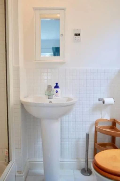 3 Bedroom House With Parking - photo 8