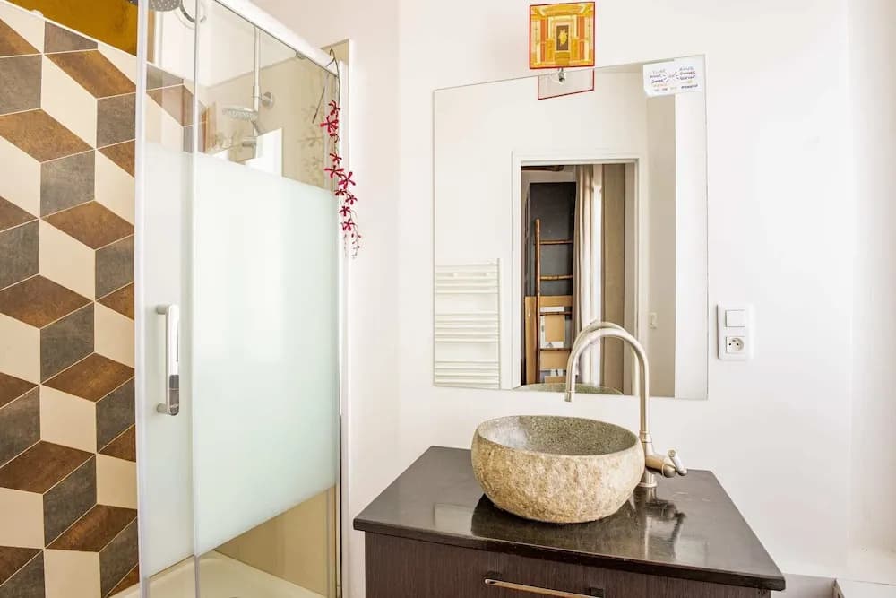 Loft-inspired Flat Near Montmartre, Sleeps 4 - photo 6