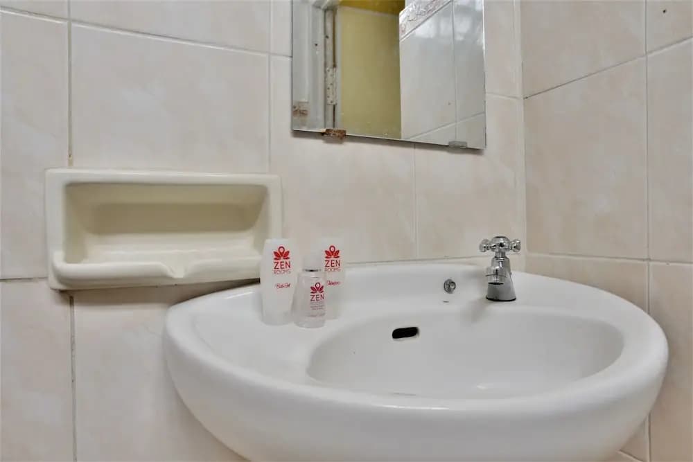 ZEN Rooms Basic Near Pasar Baru - photo 18