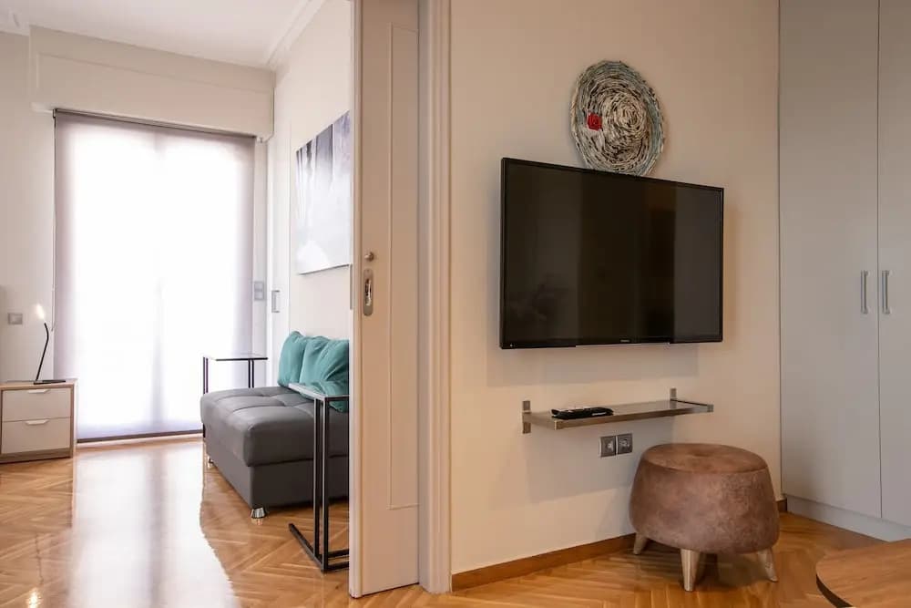 Luxurious 4 Bdrm 3Bath Apt 1- Athens - photo 3