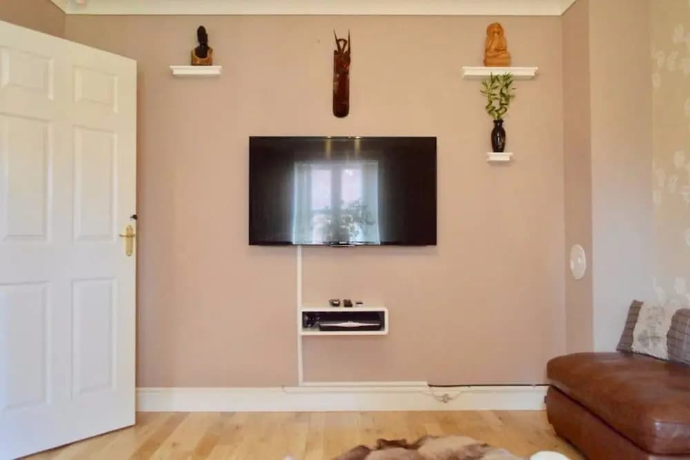 3 Bedroom House With Parking - photo 3