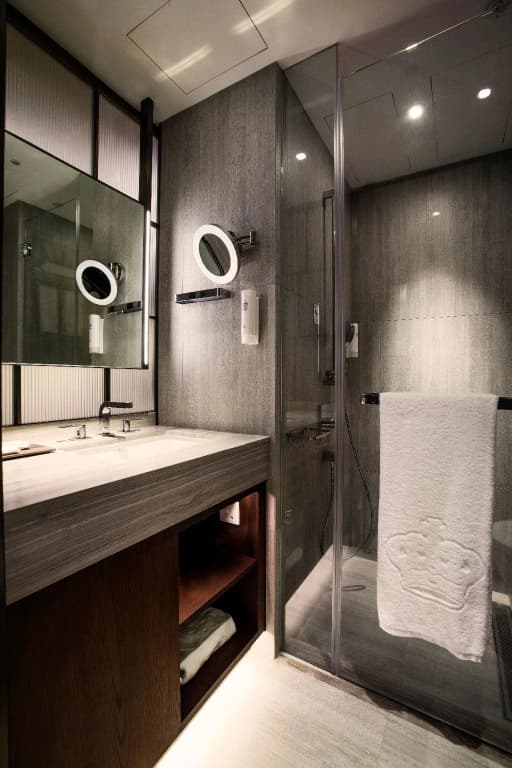 The Emperor Hotel - photo 9