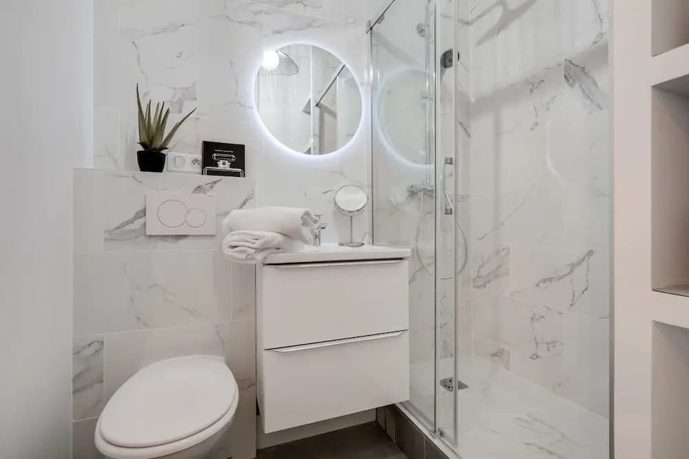 Beautiful new Apartment in a Pedestrian Street, Near Champs Elysees - photo 7