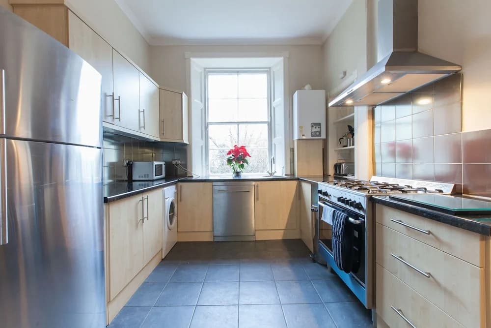 2 Bedroom Central Apartment - photo 9