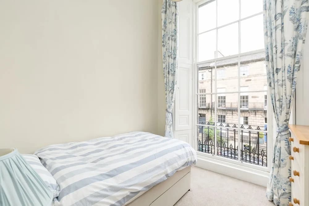 Light and Spacious 2 Bedroom Flat in Heart of Edinburgh - photo 4