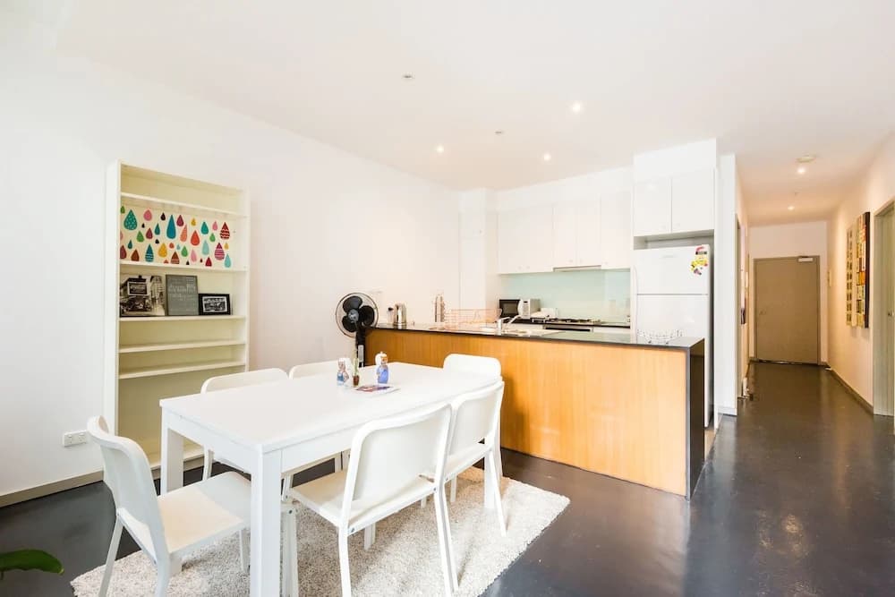 MEGAN, 2BDR Melbourne Apartment - photo 4