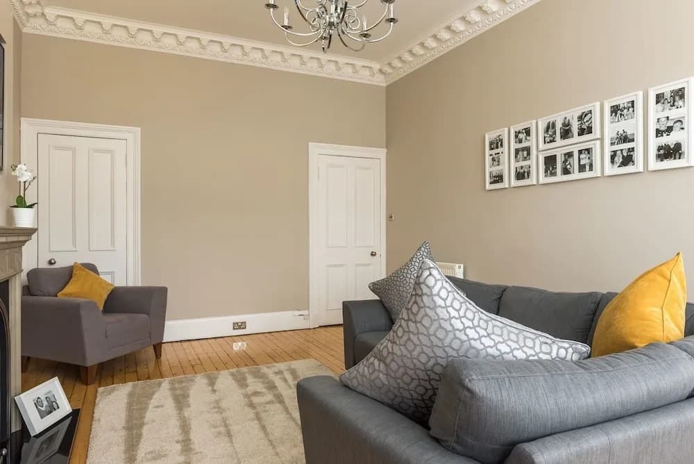 Sleek and Modern 2BR Home Near City Centre - photo 2