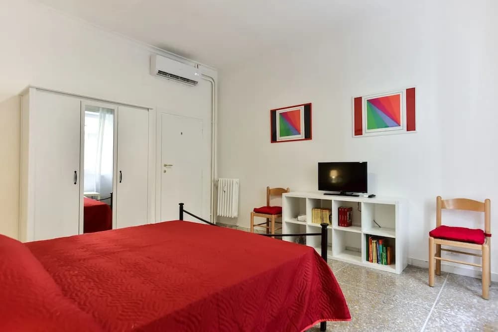 Red & White Vatican Apartment - photo 4