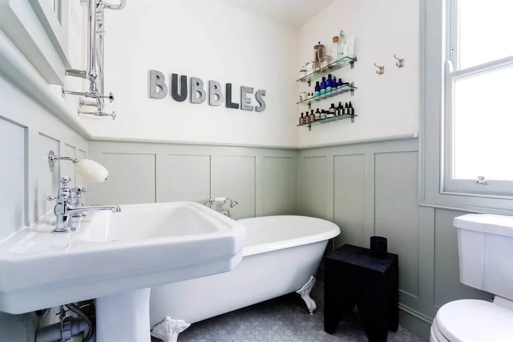 Queen's Park Family Home - photo 8