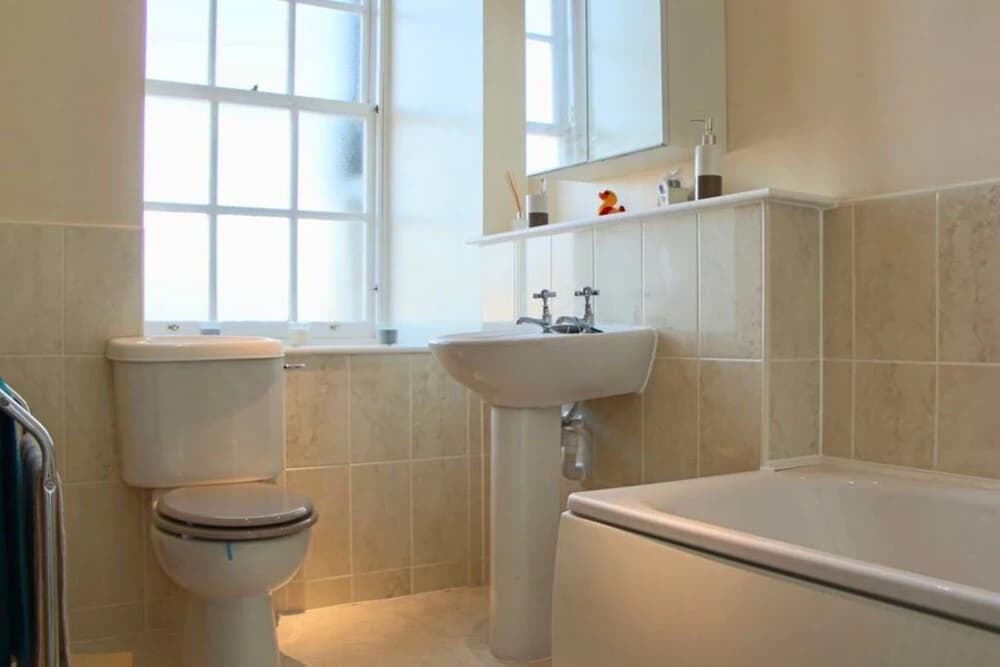1 Bedroom Flat Apartment - photo 6