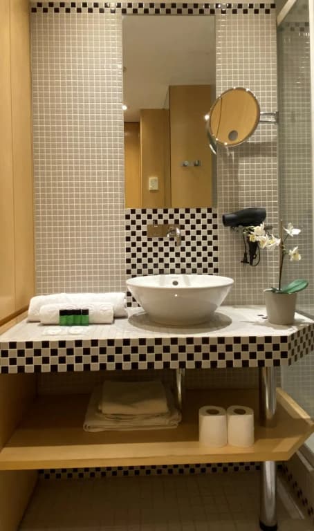 1610B - Stunning studio with Champs Elysées Views! - photo 10