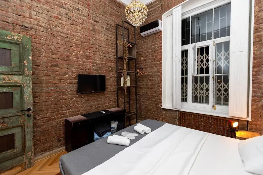 Wehost apartment with Fireplace - photo 4
