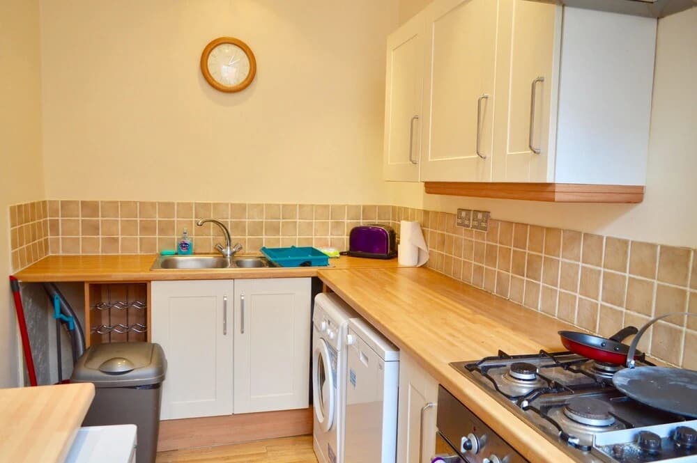 Central 3 Bedroom Flat - photo 12