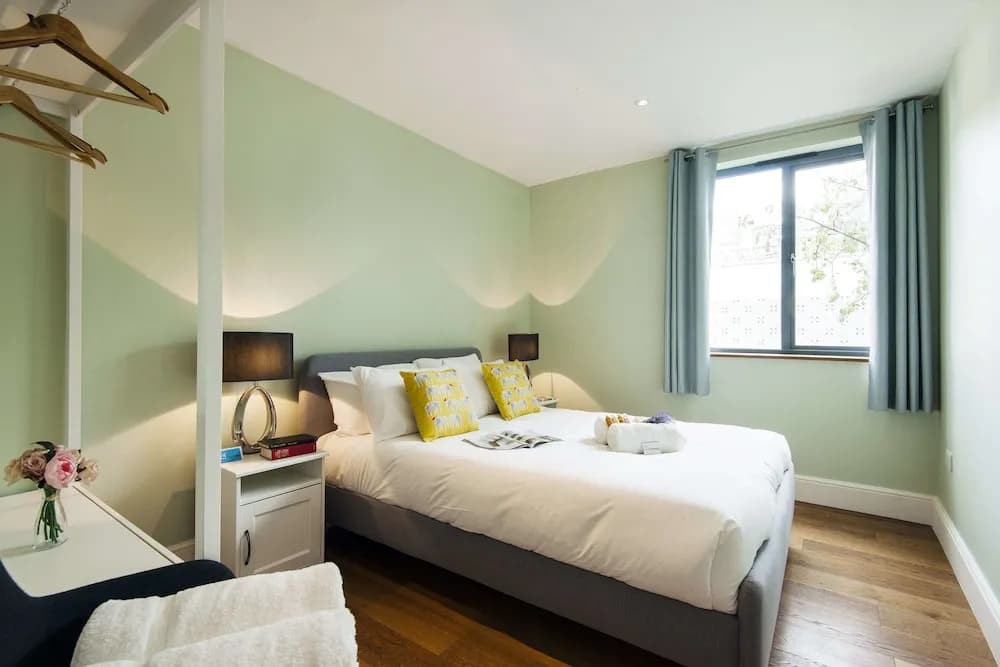 The Spacious Fulham Apartment - FOI - photo 25