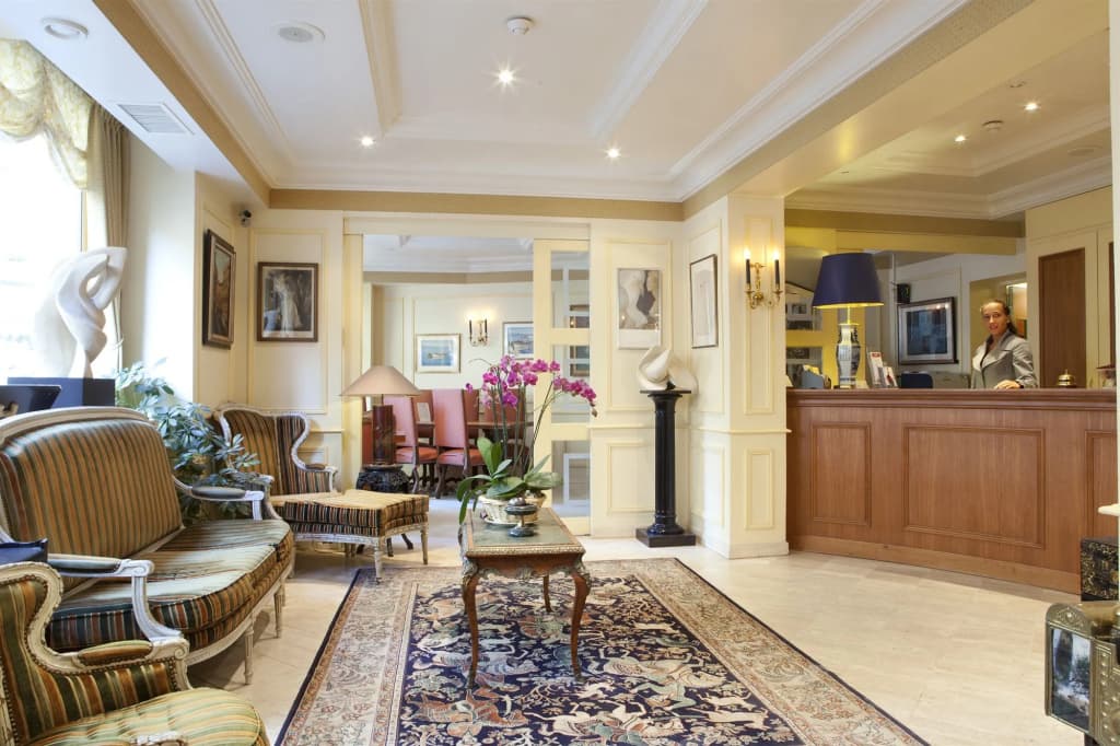 Queens Boutique Hotel - photo 2