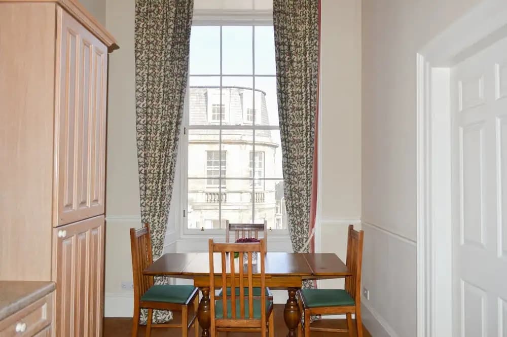 2 Bedroom Flat in Central Edinburgh - photo 6