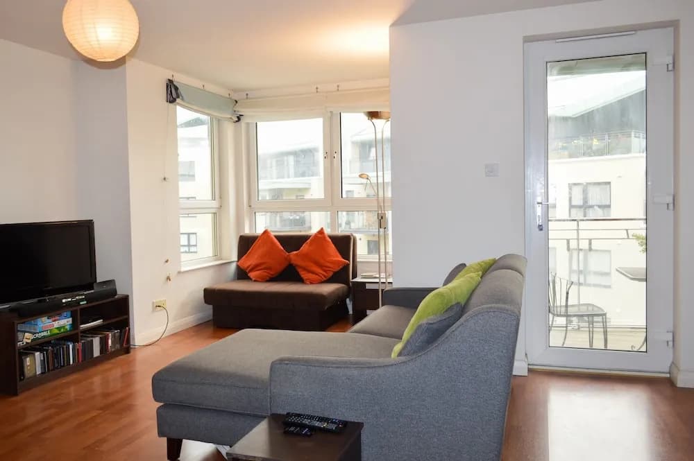 Modern 1 Bedroom Apartment With Balcony - main photo