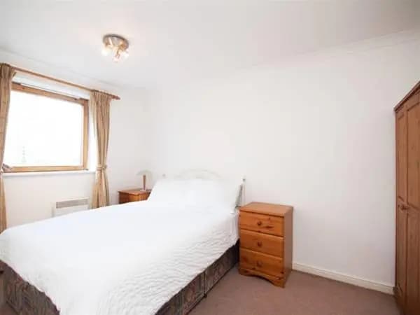 Millharbour Apartments - photo 2