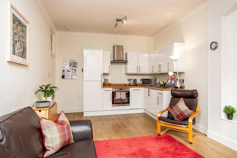 Lovely 2-bed Apartment in Old Town Edinburgh - photo 7