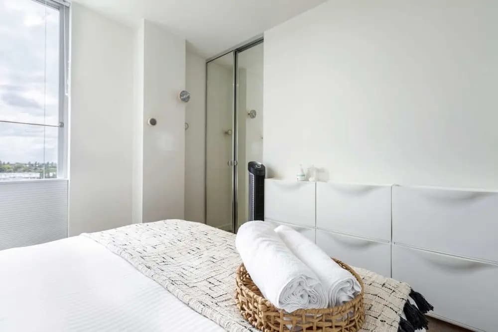 Stunning View 2-bed in Port Melbourne w/ Parking - photo 3