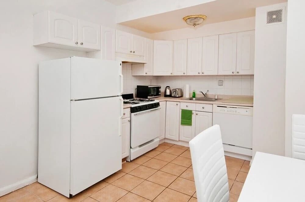 Renovated 2 BR on Upper East Side - photo 12
