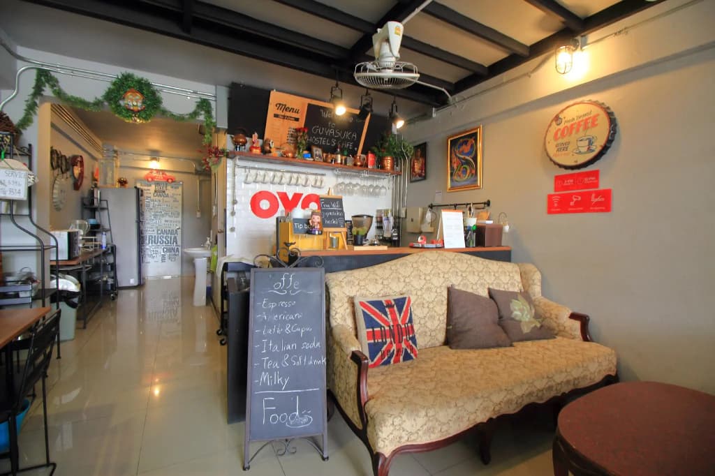 OYO 421 Guyasuka Hostel&cafe - photo 12