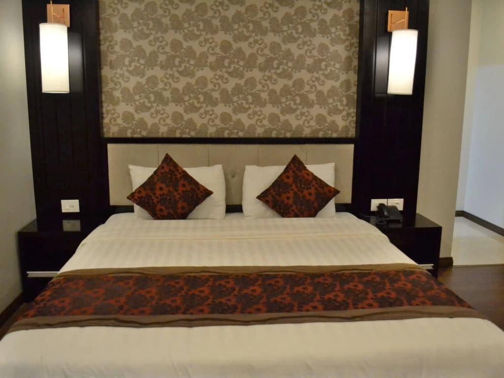 Luxury Hotel - photo 4