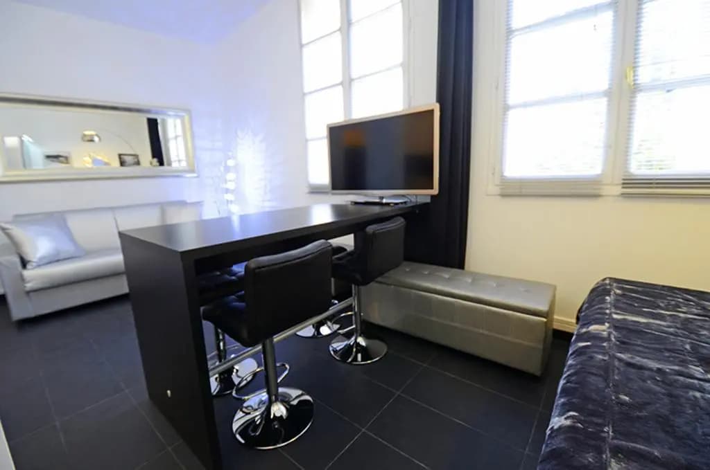 Silver Black Flat - main photo