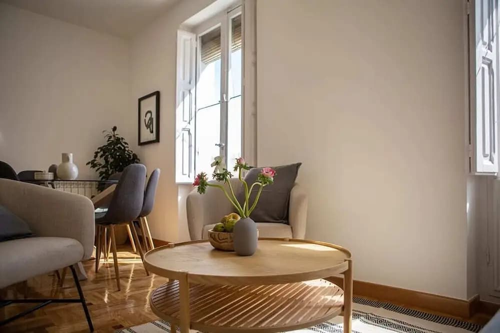 Beautiful 4 Bed 2 Bath Apt in Salamanca - photo 11