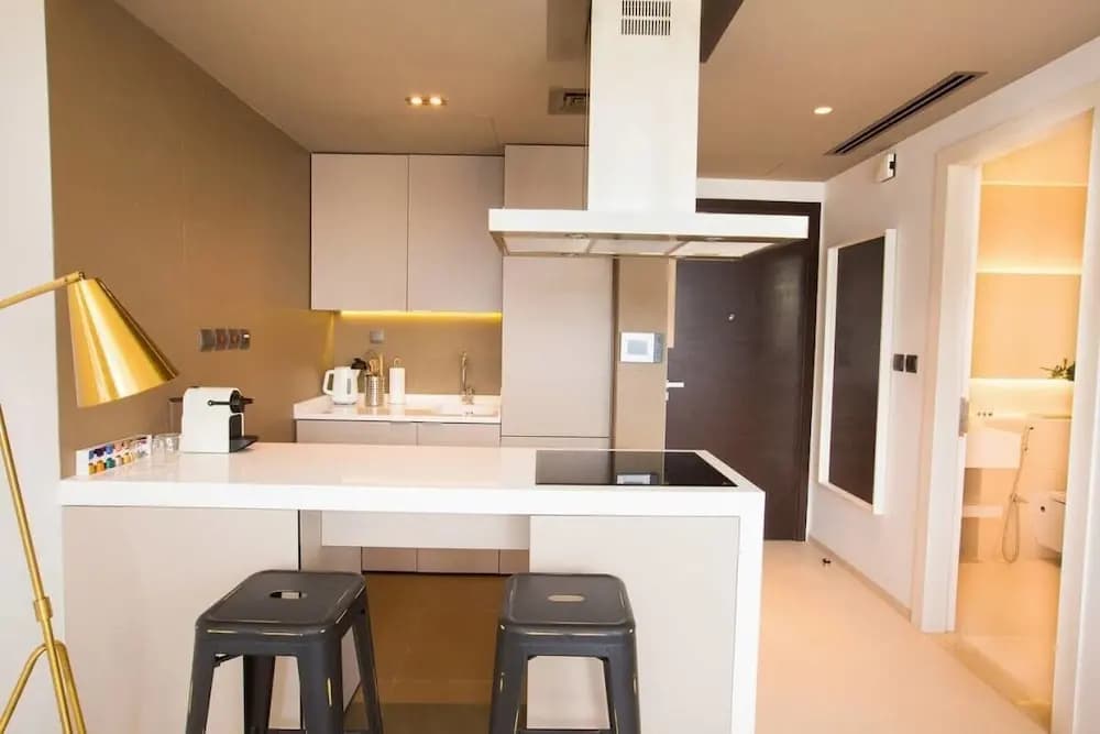 Newly Designed Apartment Walk to the Beach - photo 5