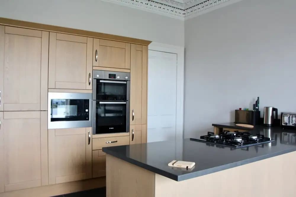 Large 3 Bedroom Apartment in Canonmills - photo 10