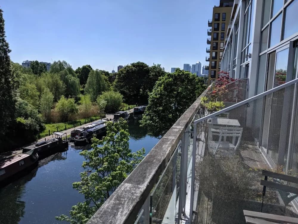 Stylish Canal-side Flat with Balcony - photo 9