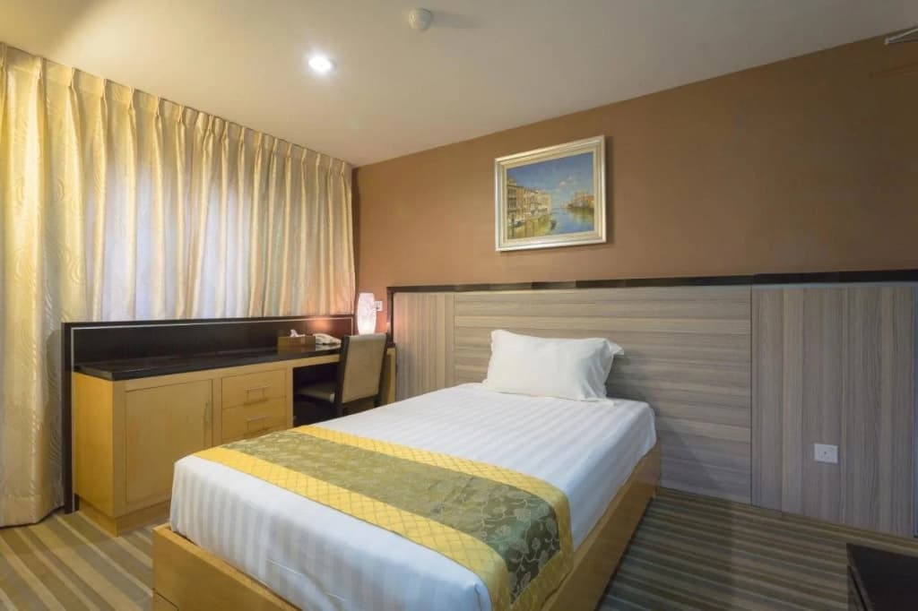 Hallmark Express Hotel - photo 7