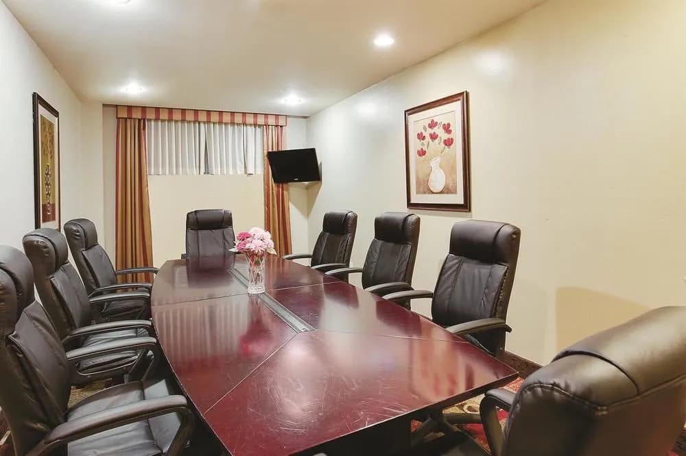 La Quinta Inn & Suites JFK Airport - photo 12