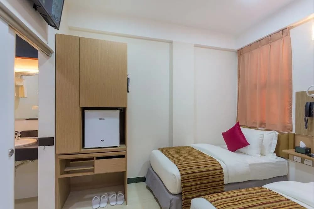 Beehive Central Hotel - photo 16
