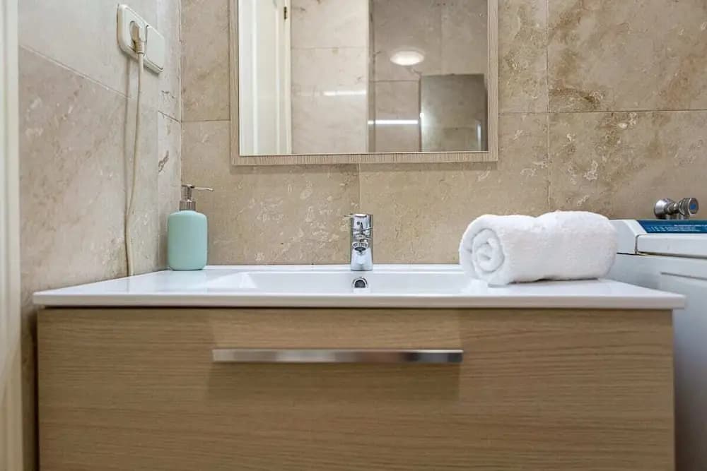 Cute 1 Bed Flat w Balcony, 2 min to Metro - photo 7
