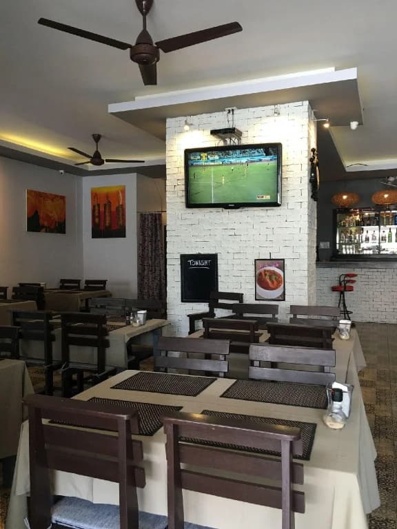 White Snapper Kitchen & Guesthouse - photo 10