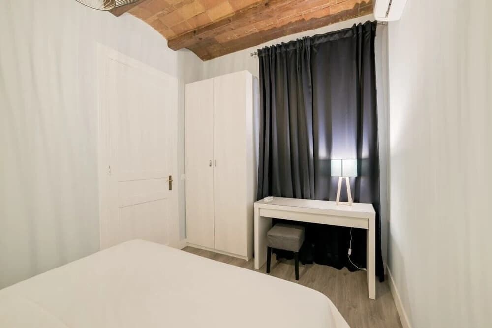 Modern & Chic 2 Bed Apt in Lesseps - photo 2