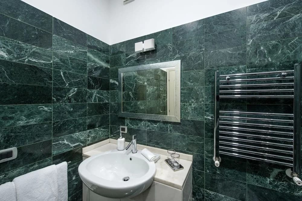 Modern & Central 1bed Flat in Amazing Location! - photo 7