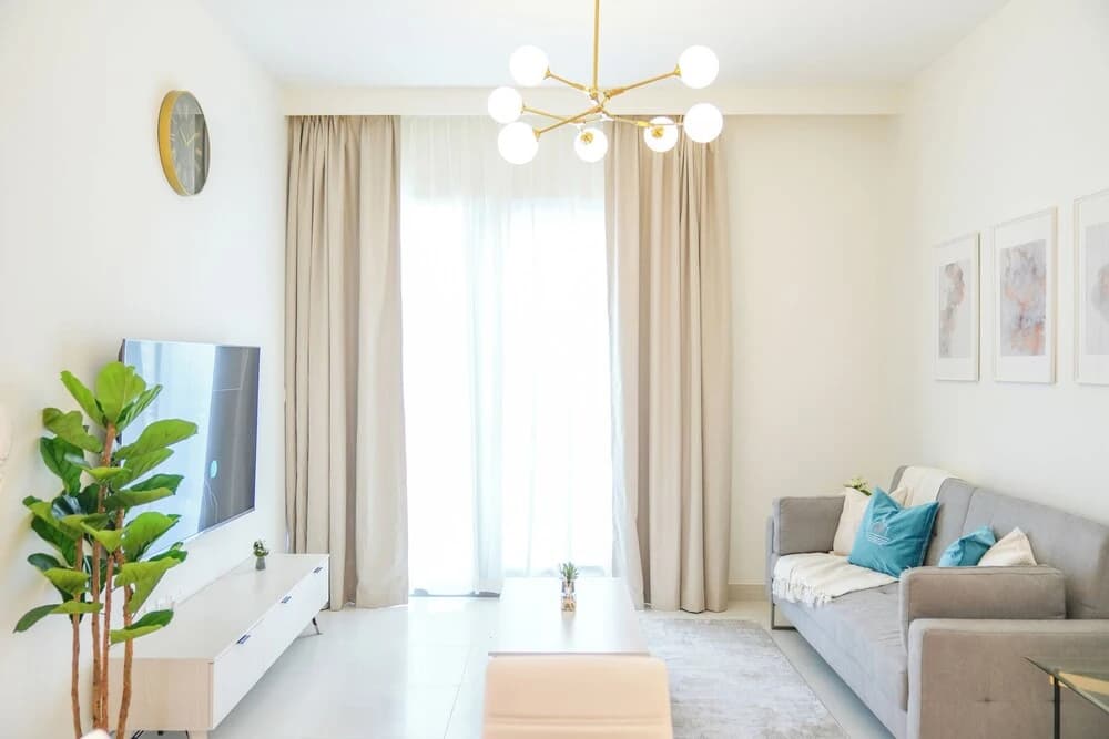 Yogi - Elegant Apartment With Balcony Amidst Vibrant Area - photo 12