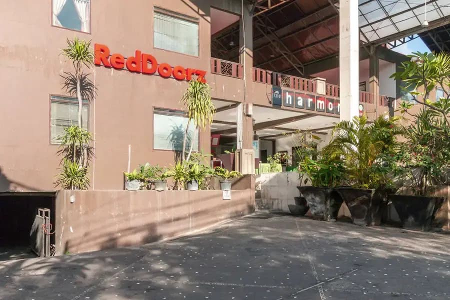 RedDoorz Plus @ Raya Legian - main photo