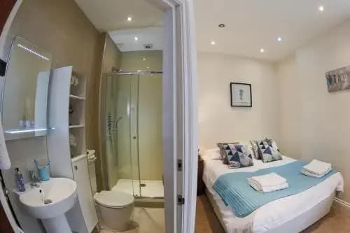 Finchley Central - Spacious Triplex - photo 4
