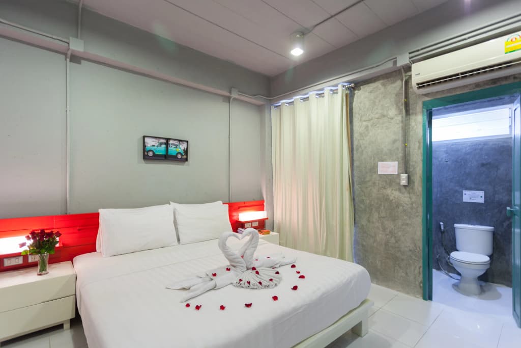 The Oddy Hip Hotel - photo 12