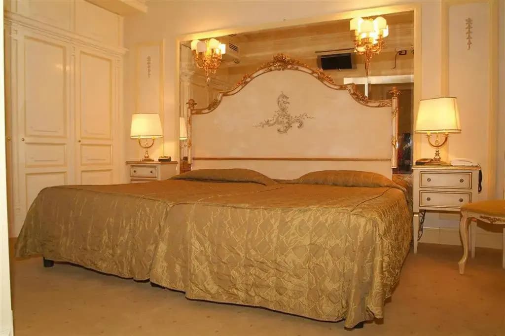 Champagne Palace Hotel - photo 2