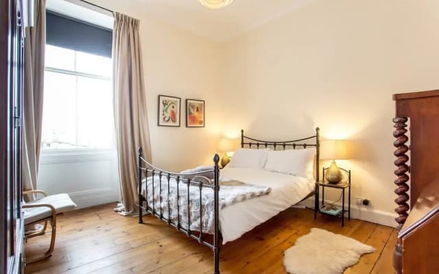 2 Bedroom Flat in Edinburgh - photo 5