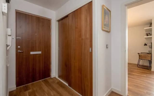 Ultra Stylish 2 Bed/2 Bath with Balcony & Parking - photo 2
