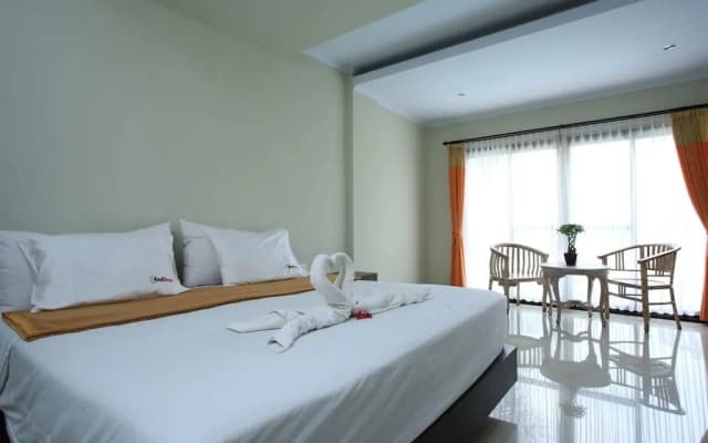 RedDoorz Plus @ Padma Utara 2 - photo 3