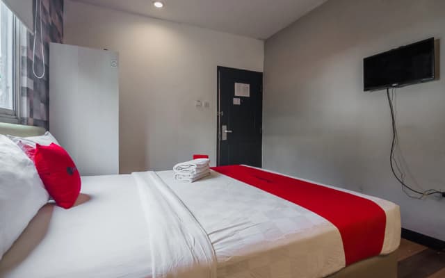RedDoorz Plus near Mangga Besar Station 2 - photo 2